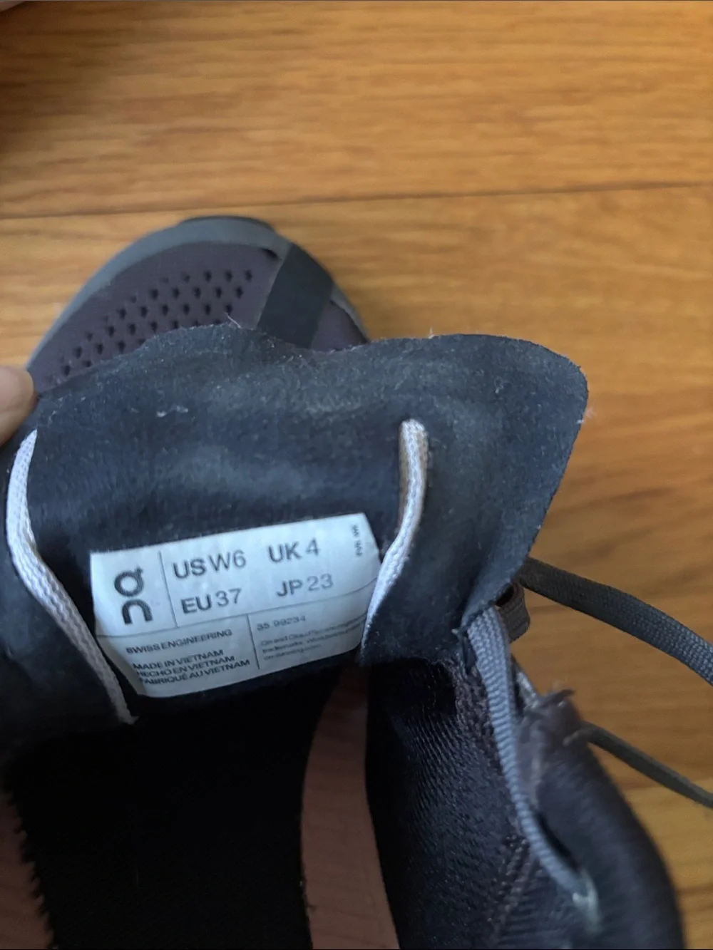 On Running breathable black
